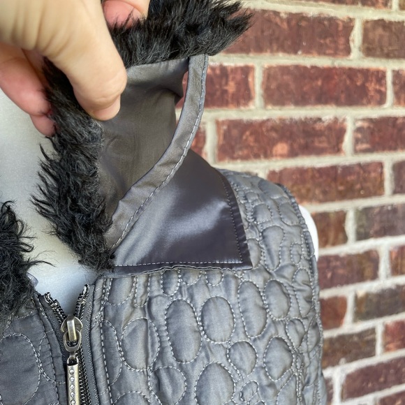 Women’s Gray Mountain Lake Quilted Zip Vest With Faux Fur Collar Size Medium - Picture 4 of 15